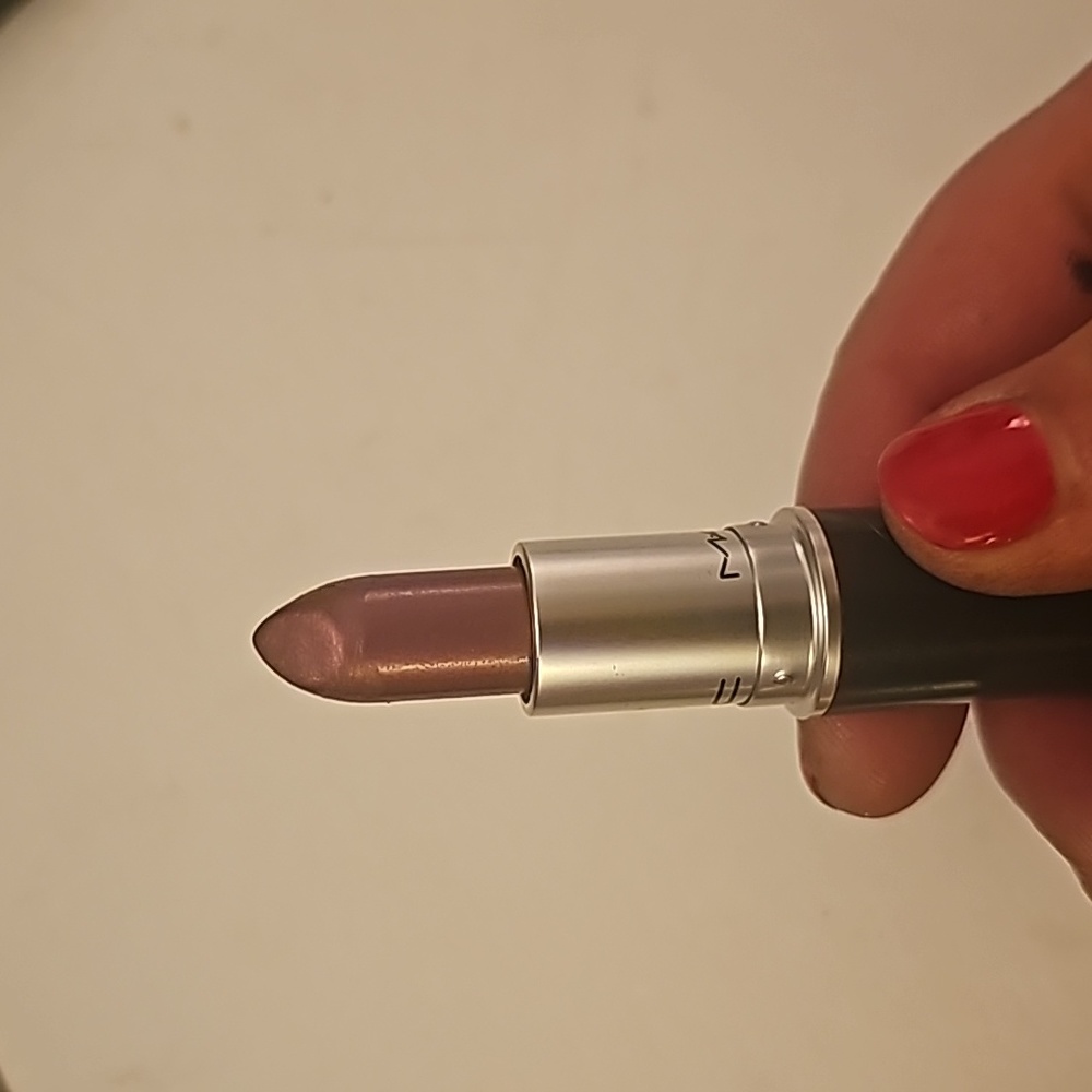 MAC LIPSTICK AND GLOSS - Picture 7 of 8